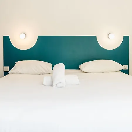 Beau M Hostel *
