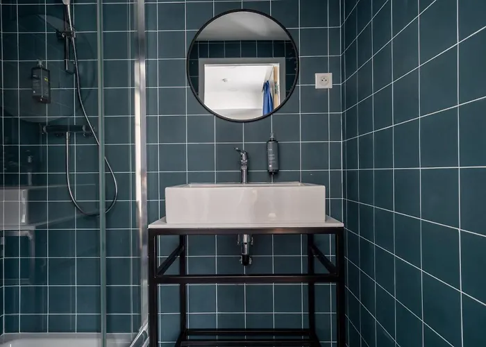 Beau M Vandrarhem Paris