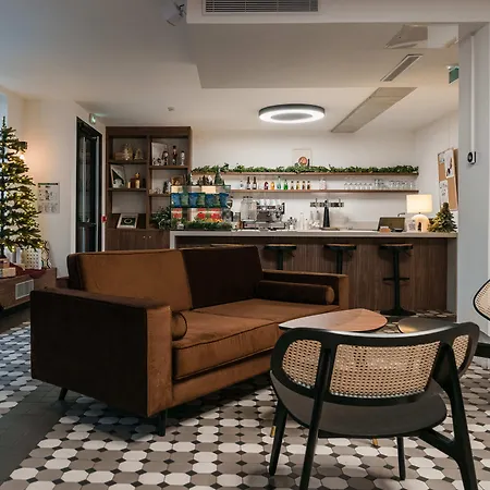 Beau M Hostel *