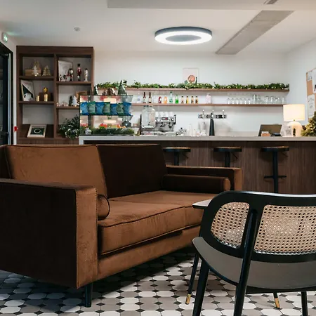 Hostel Beau M